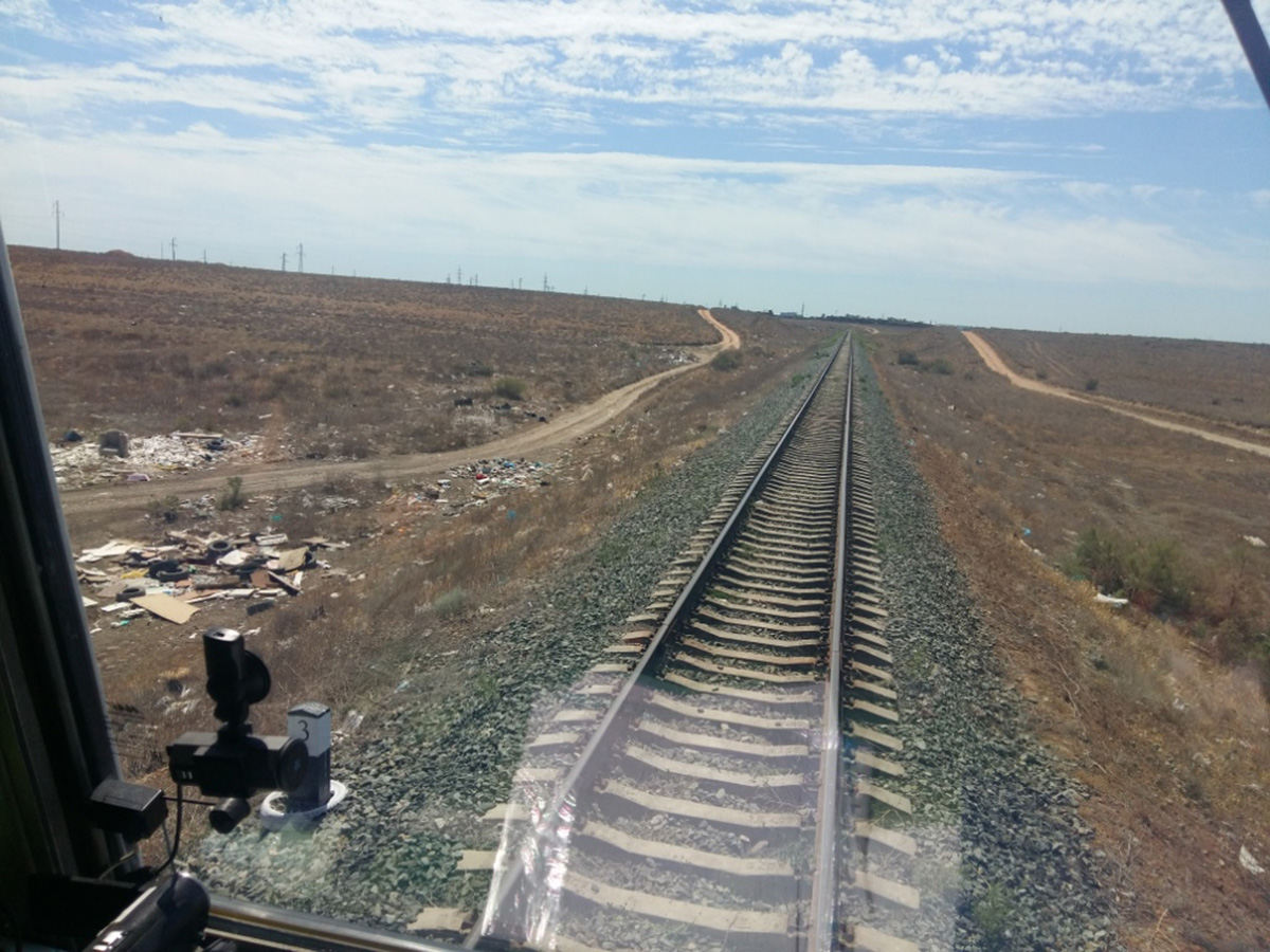 Рейд по выявлению несанкционированных свалок около железнодорожных путей прошёл в Астраханском регионе