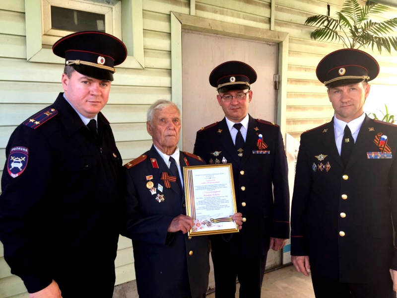 Начальник УМВД Александр Мешков поздравил с Днём Победы ветерана ВОВ Рафика Кильдеева