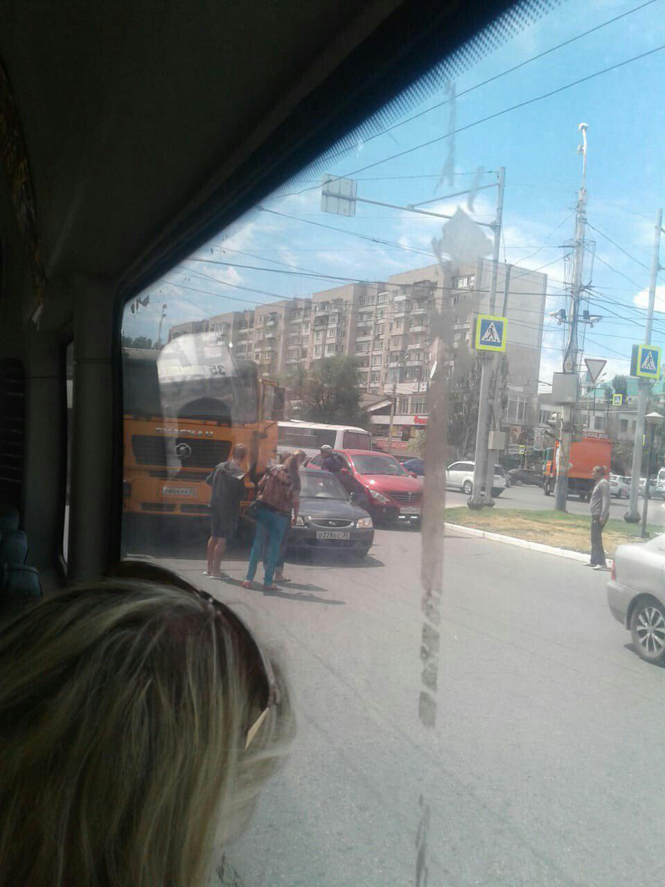 На улице Савушкина грузовик протаранил два автомобиля