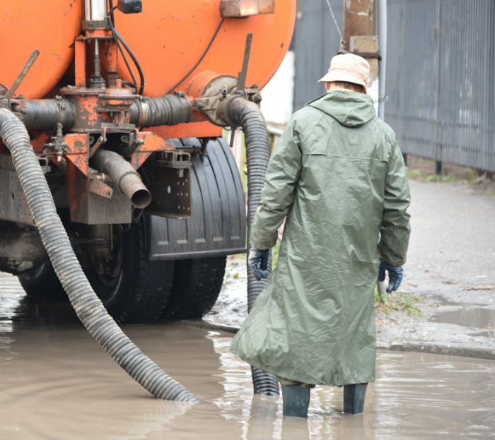 Астраханские улицы от потопа спасает спецтехника