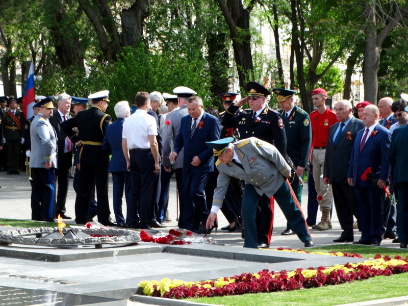 Александр Мешков возложил цветы к братской могиле советских солдат