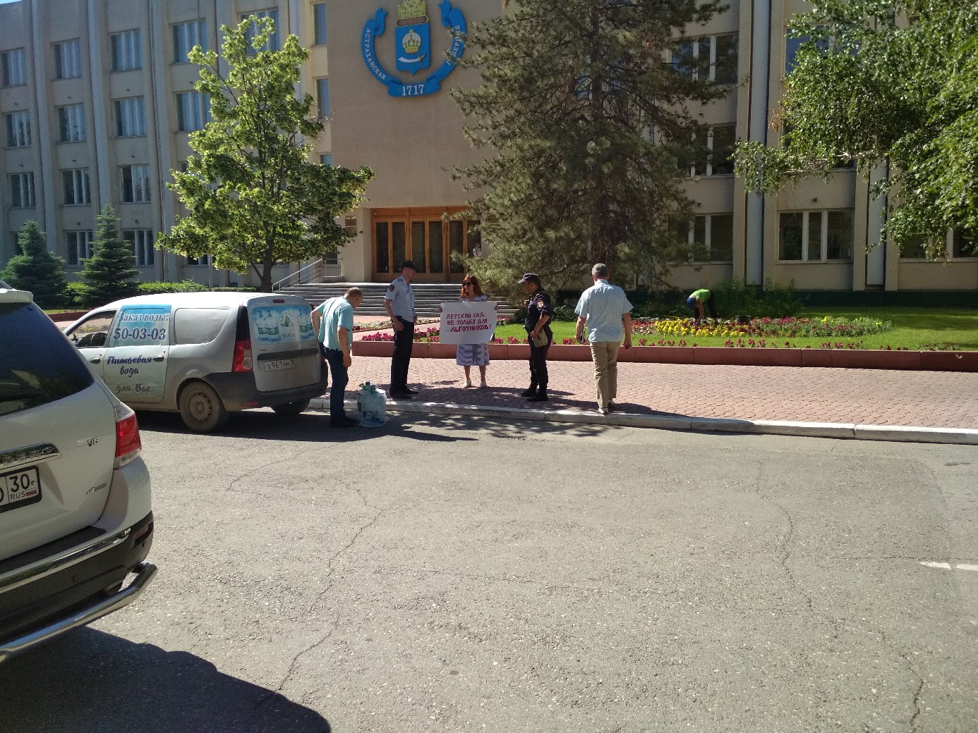 Астраханка вышла на пикет к администрации города. ВИДЕО