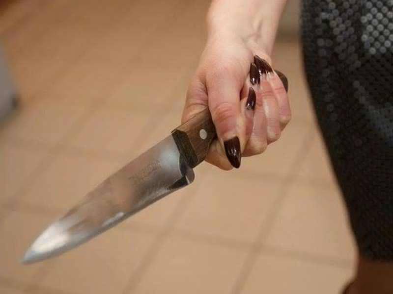 В Трусовском районе женщина воткнула нож в своего гостя
