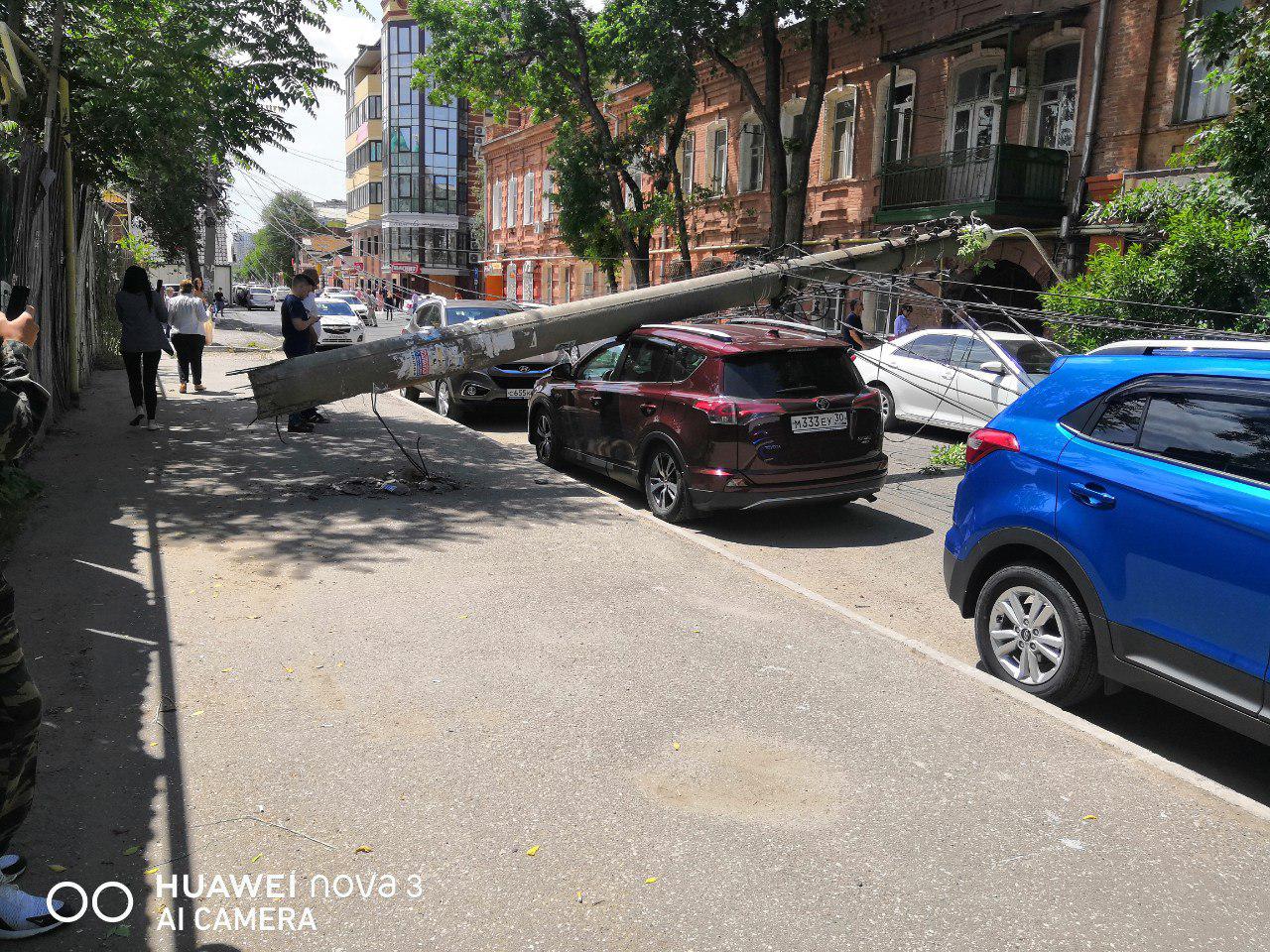 В Астрахани столбы упали на машины
