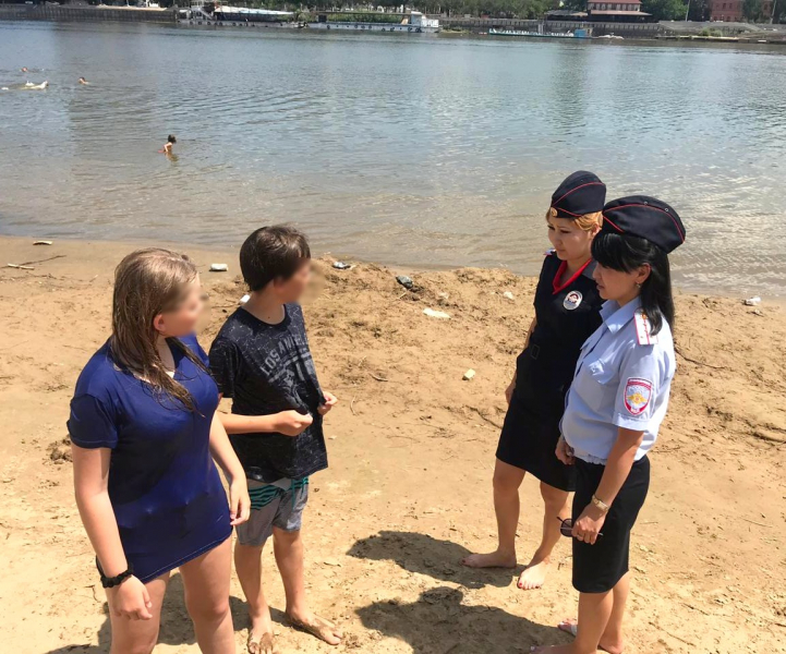 Сотрудники МЧС и полиции рассказывают отдыхающим правила купания