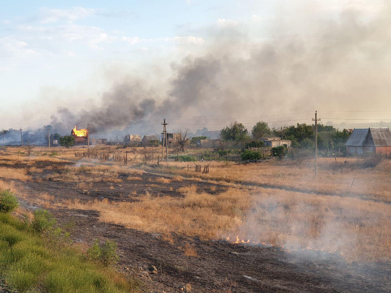 В селе Растопуловка Астраханской области горят дачи. Видео