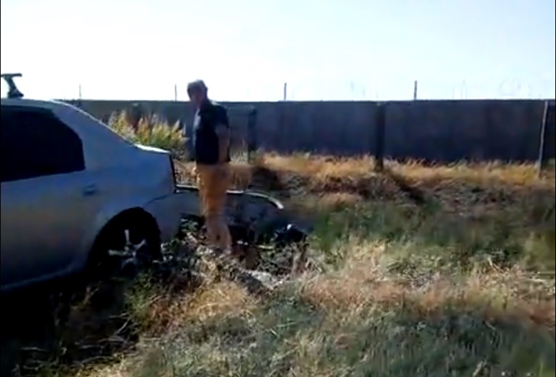 Астраханец заснял мужчину, выбрасывающего мусор у стен аэропорта