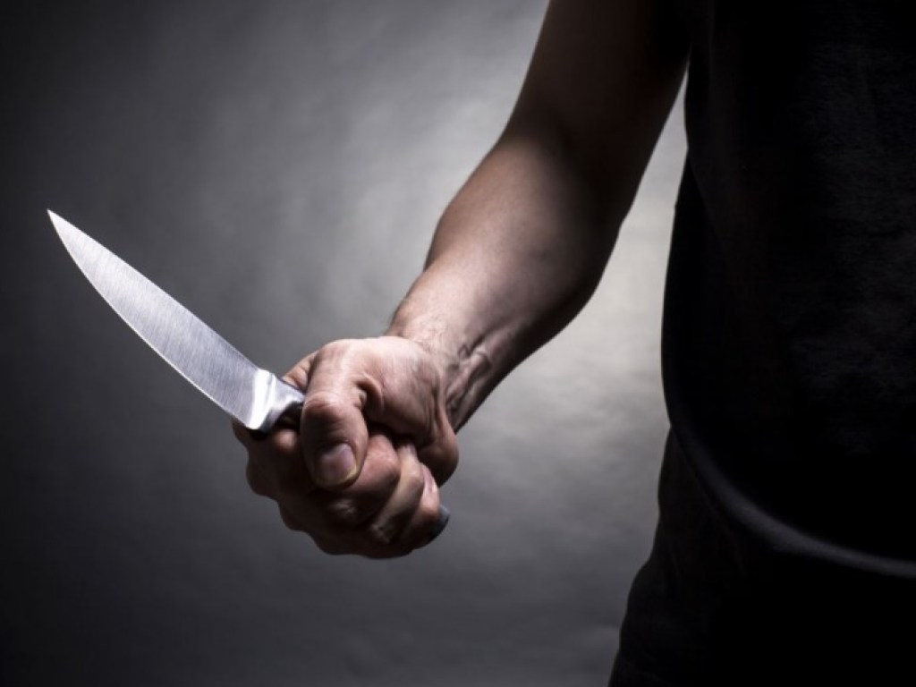 Мужчина угрожал подросткам ножом, а потом зарезал их защитника