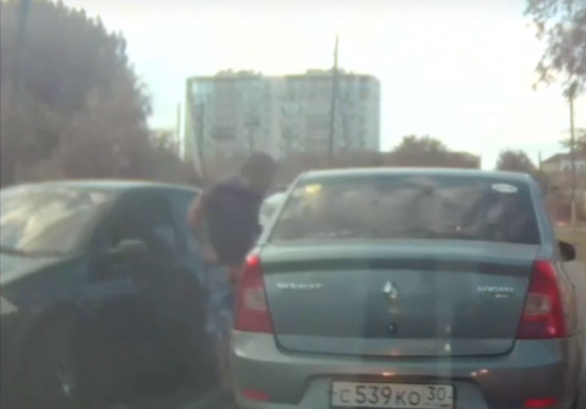 Астраханский водитель решил объехать затор «по встречке»
