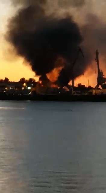 На Трусово в Астрахани горит рыбный цех. Видео