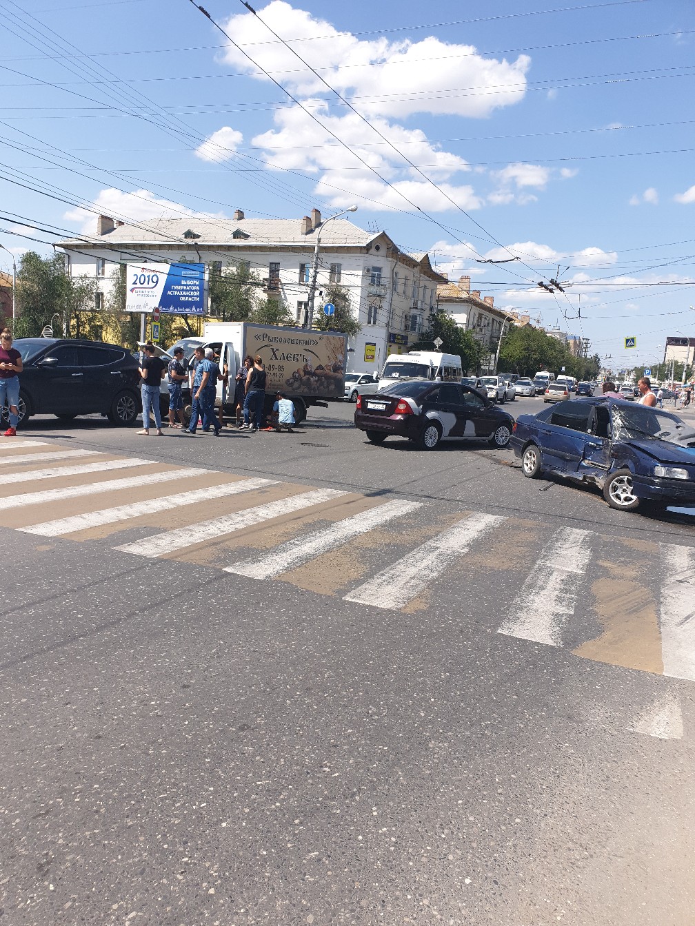 На одном из центральных перекрестков произошло массовое ДТП