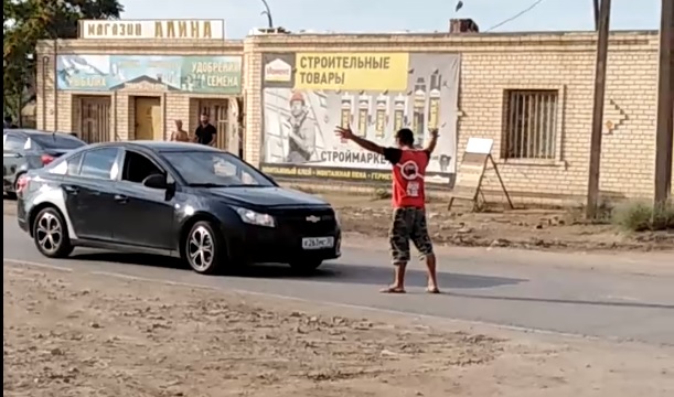 В Астрахани мужчина кривлялся на оживленной дороге