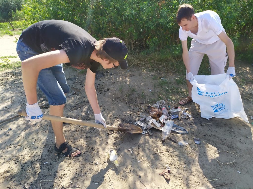 Астраханские комсомольцы убрали пляж на пос. Свободный