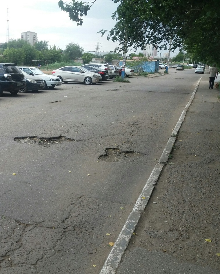 Астраханцев беспокоят ямы на дорогах в Кировском районе