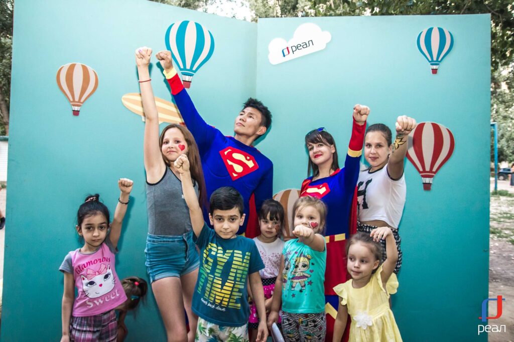 В микрорайоне Бабаевского «РЕАЛ» провёл праздник День любви, семьи и верности