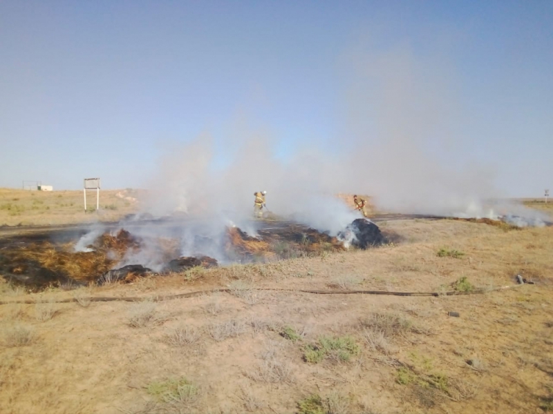 За прошедшие сутки в Астрахани сгорел автомобиль и сено