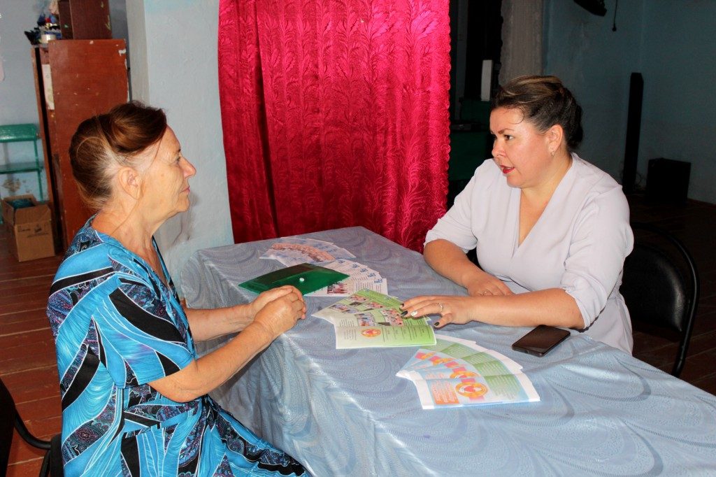 Социальные работники навестили Икрянинских пенсионеров