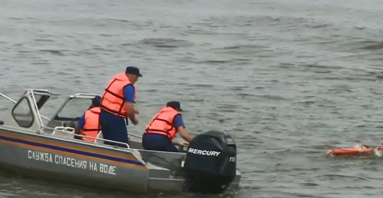 Спасатели достали из воды обессилевшего пьяного астраханца