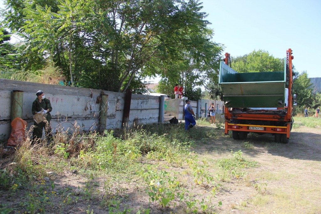 Астраханский берег очистили от мусора