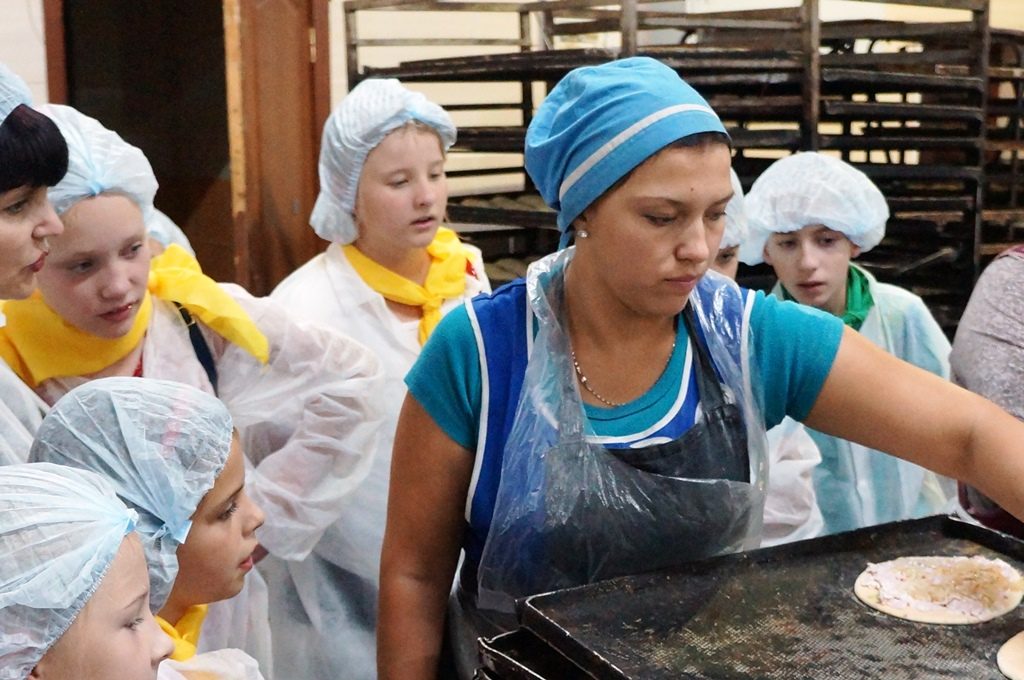 Ахтубинским подросткам показали как печется хлеб