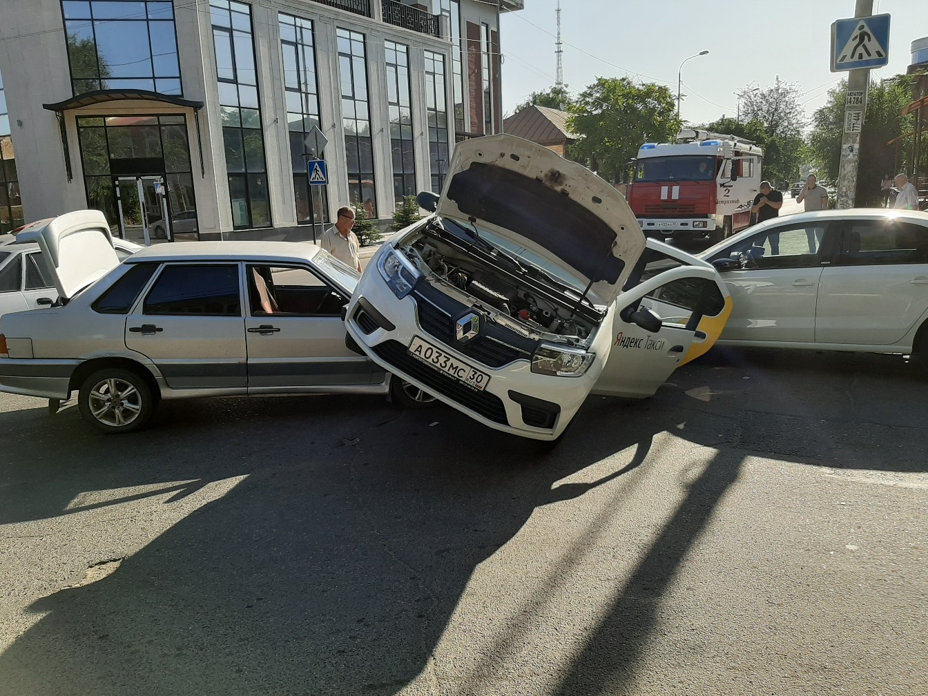 Таксисты астрахань. Авария такси Астрахань.