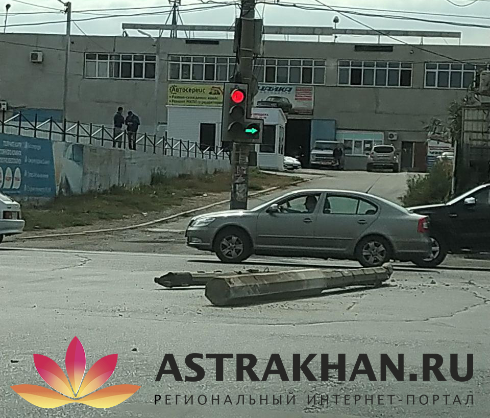 «Пункт назначения» в Астрахани. Бетонный столб вылетел из прицепа