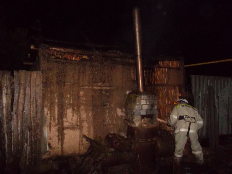 Три бани и жилой дом тушили пожарные в Астрахани