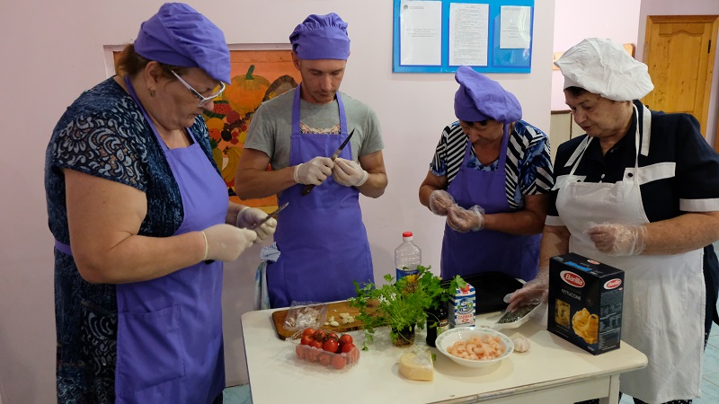 Астраханских пенсионеров обучили итальянской кухне
