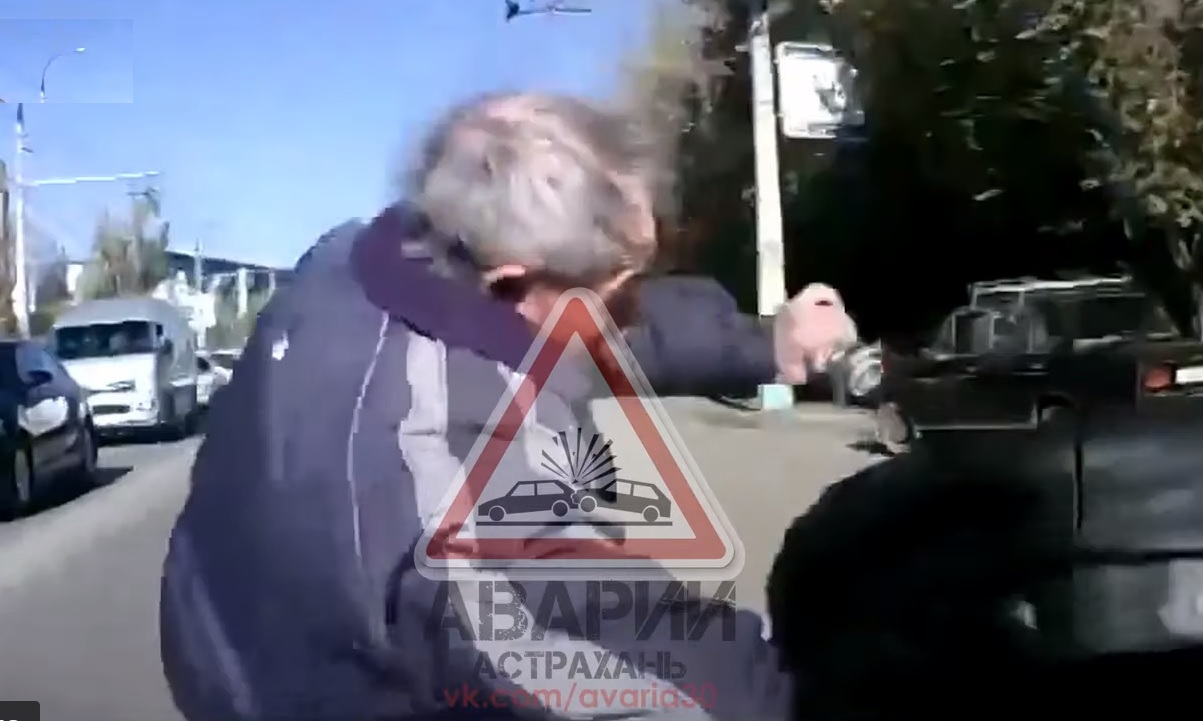 На улице Боевая пенсионер прыгнул на капот машины