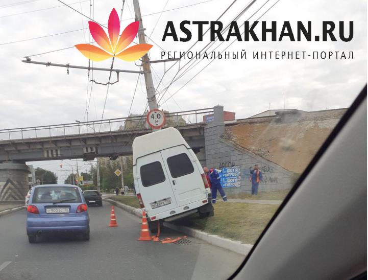 В Астрахани водитель маршрутки врезался в столб. Видео