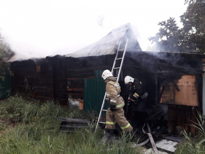В Астрахани сгорели три жилых дома, есть пострадавшие