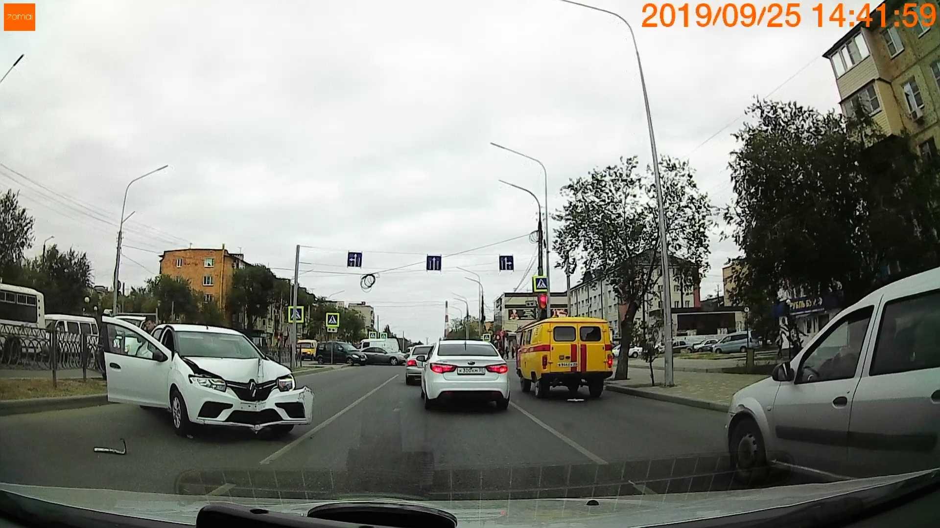 На ул. Яблочкова автомобиль снес ограждение. Видео