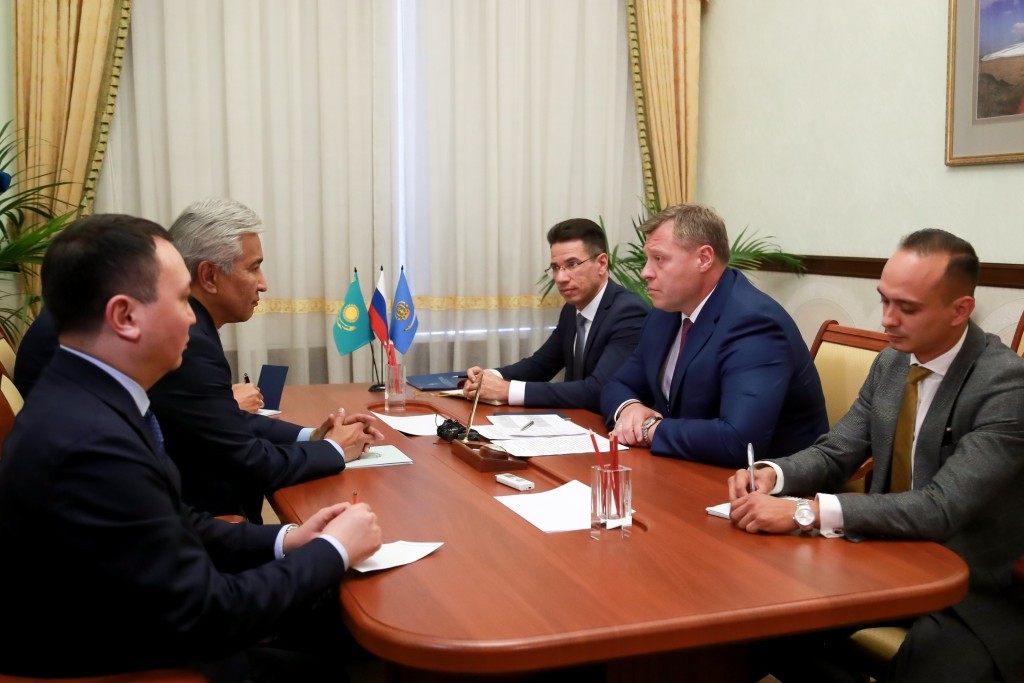 Врио губернатора Игорь Бабушкин на встрече с послом Казахстана поднял вопрос возобновления авиасообщения между Астраханью и Атырау