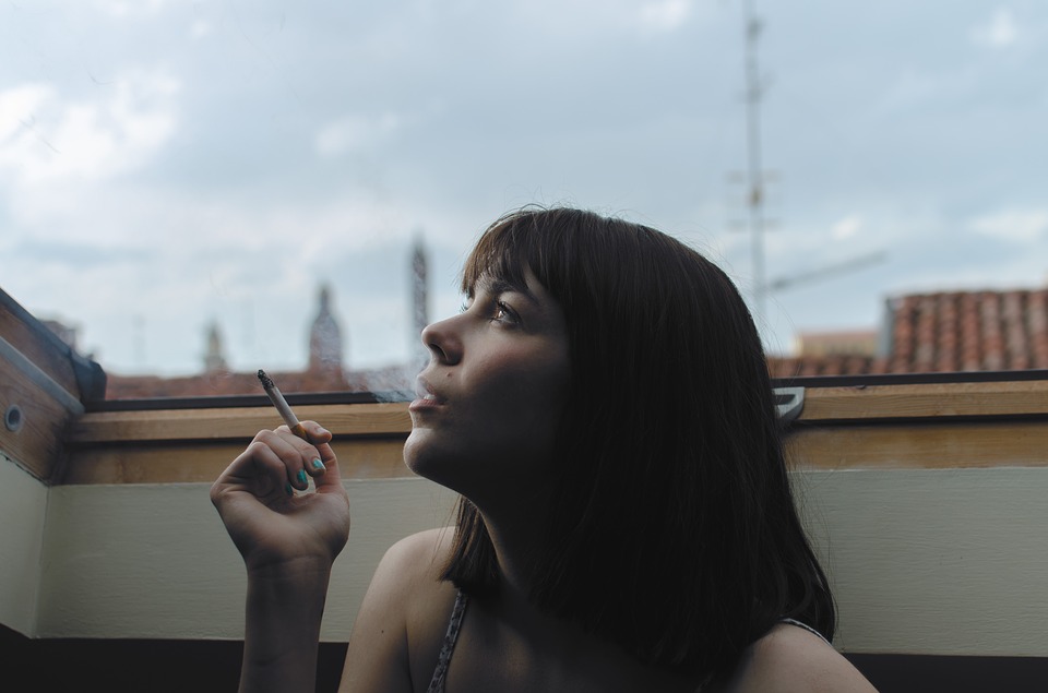 Астраханцам запретят курить на своих балконах