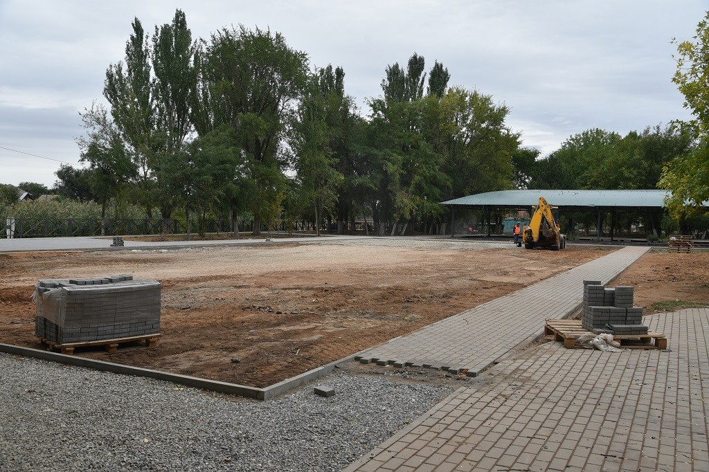 В Трусовском районе реконструируют парк Ленина
