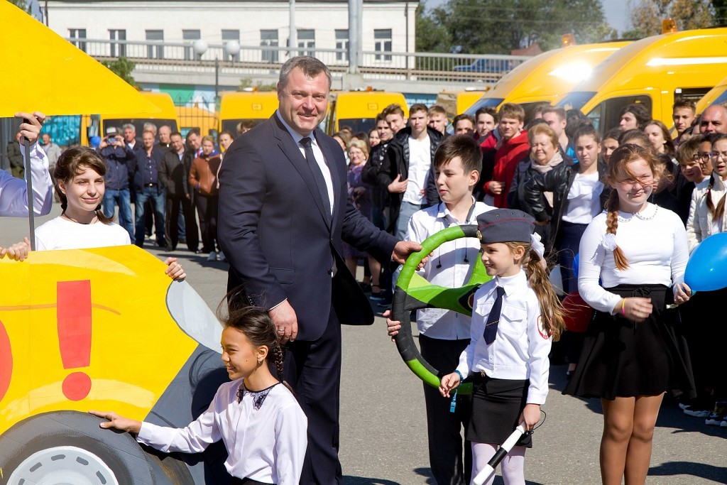 Губернатор Игорь Бабушкин вручил руководителям учебных заведений ключи от 47 новых школьных автобусов