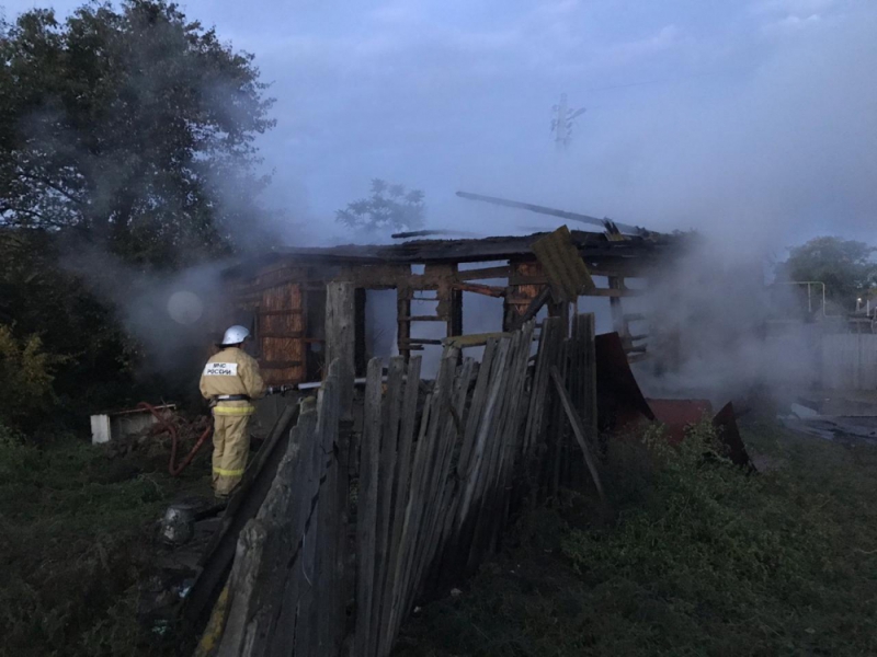 При пожаре в Камызякском районе спасли двух человек