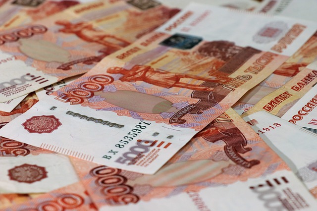 Директор медицинской компании задолжал сотрудникам почти 500 тысяч рублей