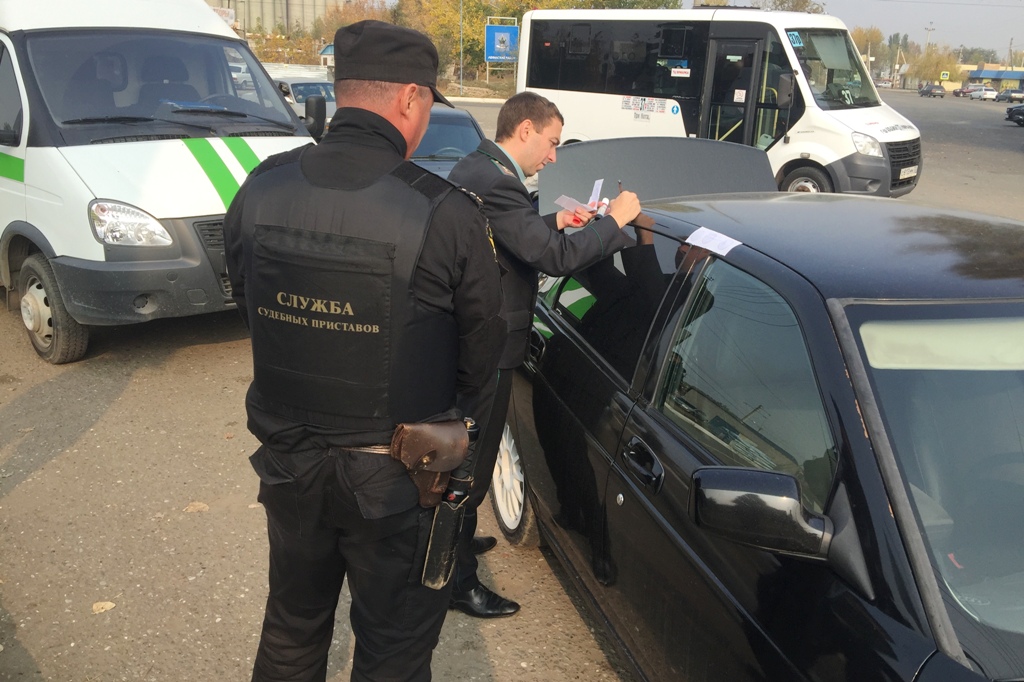 Судебные приставы взыскали более 700 тысяч рублей и арестовали 4 автомобиля