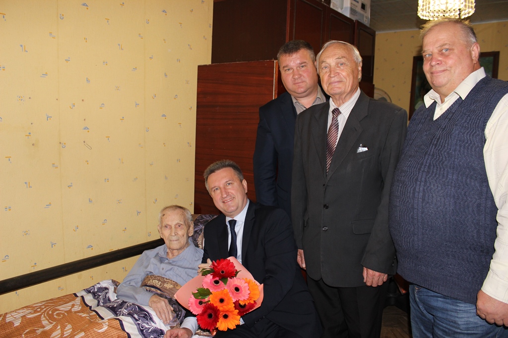 Астраханского ветерана поздравили с 105 днем рождения