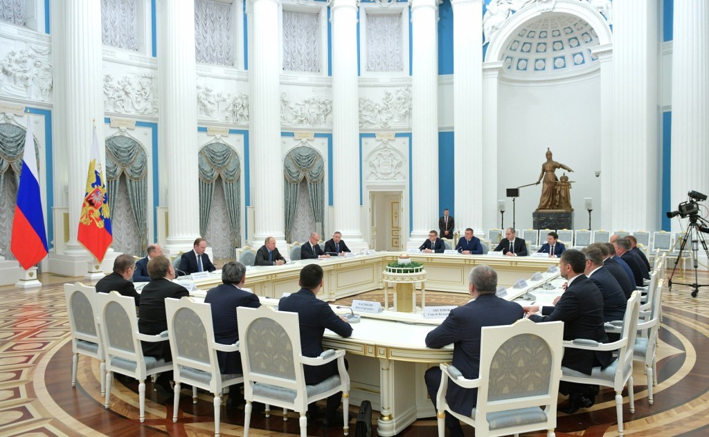 Владимир Путин встретился с губернатором Астраханской области Игорем Бабушкиным и ещё 18 главами регионов