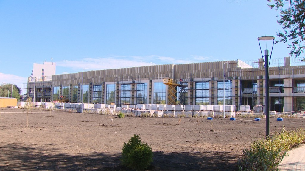 Строительство спортивного центра с катком в Астрахани завершат до конца года