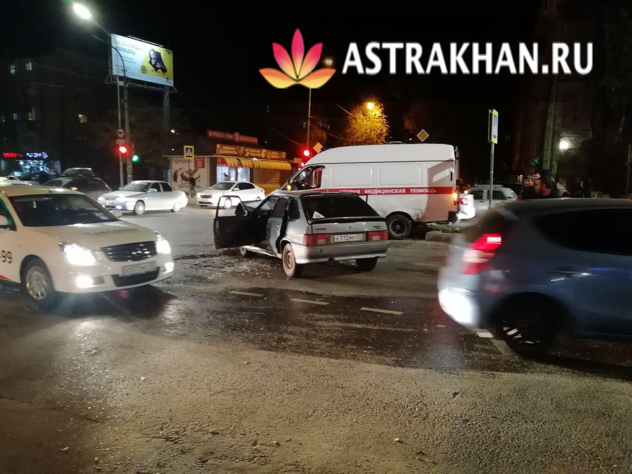 В Астрахани водитель легковушки совершил ДТП с машиной скорой помощи