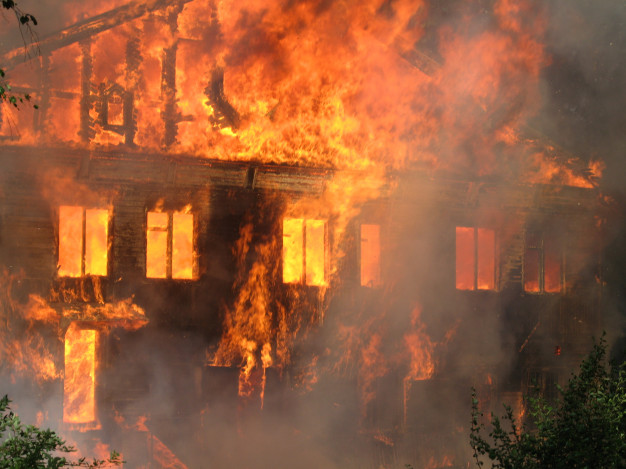 В Трусовском районе из горящей квартиры спасли человека