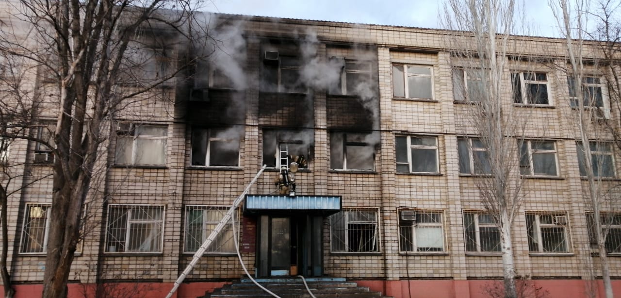 В Кулаковке 42 спасателя тушили серьезный пожар