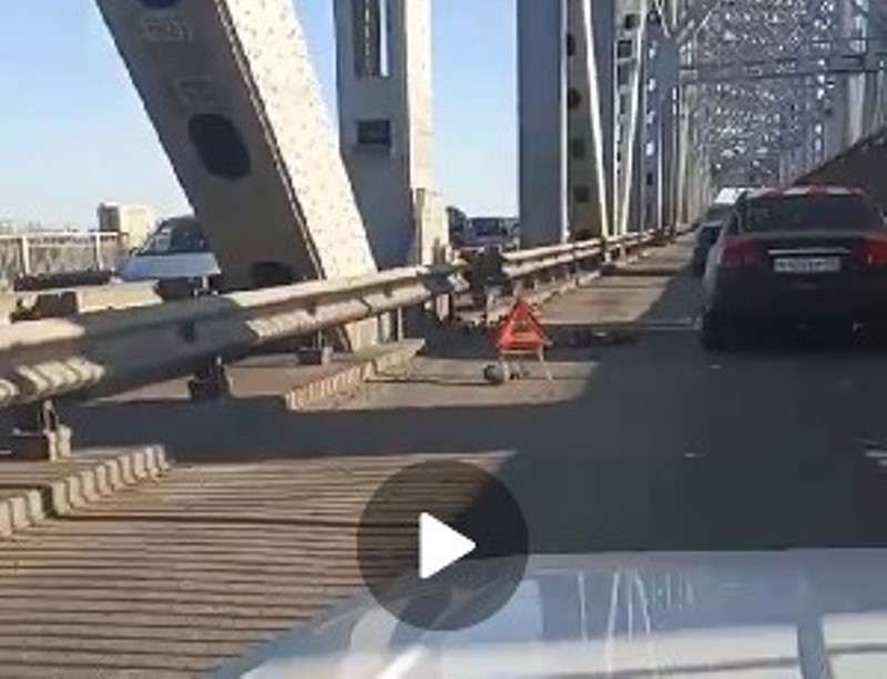 Уже второй раз астраханцы сами чинят дорогу на Старом мосту