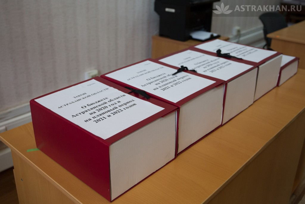 Игорь Бабушкин внёс на рассмотрение бюджет Астраханской области на 3 года