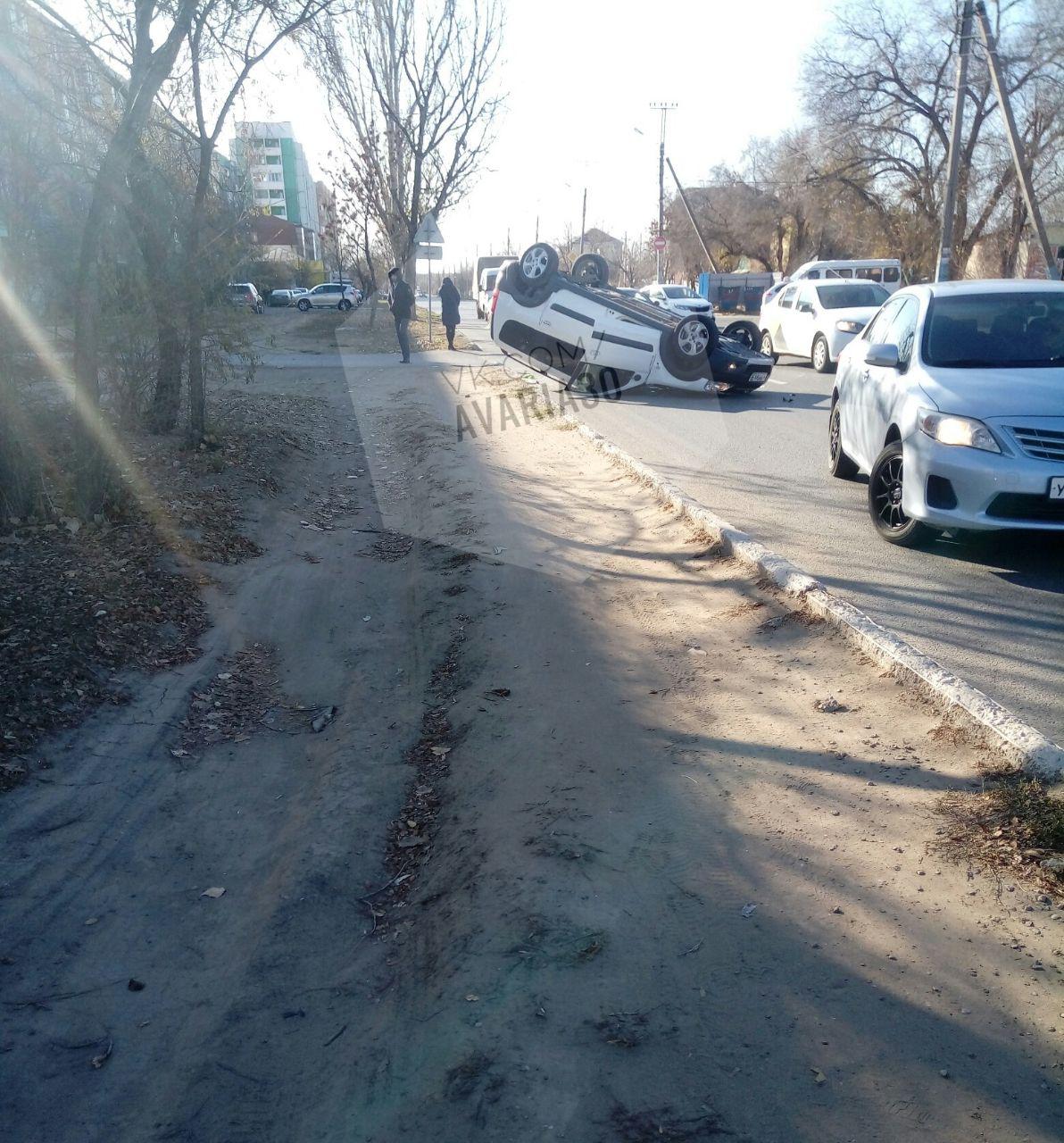 В Астрахани в результате аварии перевернулся автомобиль
