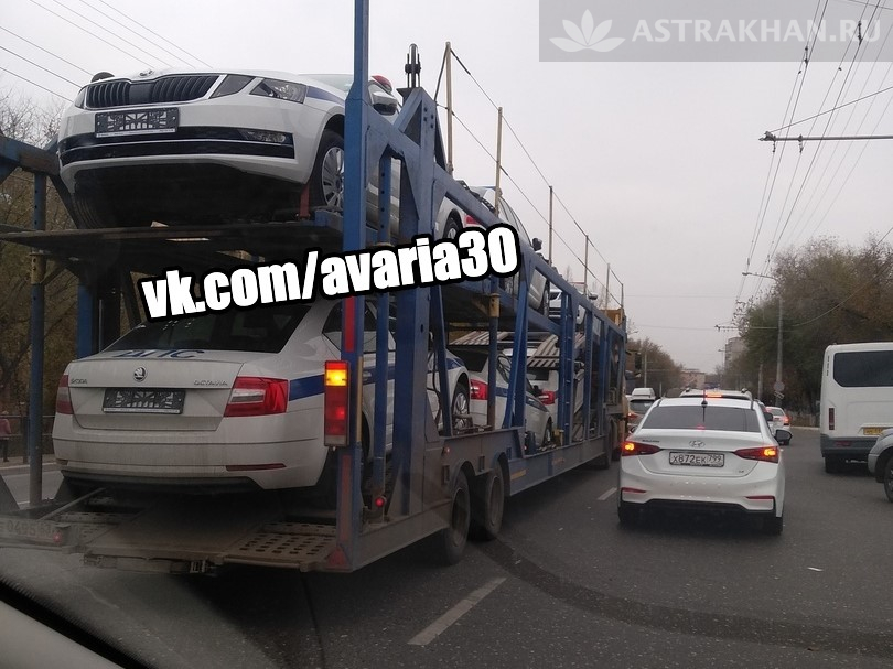 В Астрахани автовоз с новыми машинами ДПС попал в аварию