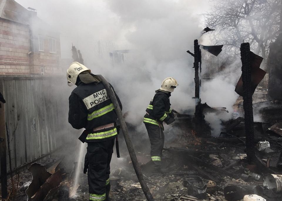 На пожаре в Астрахани спасли человека
